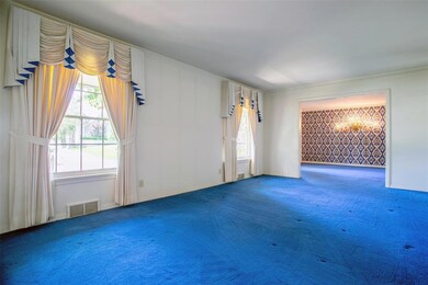 Adjacent formal spaces with great natural iight.