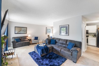 2203 Sky Line Dr, Waterloo, IA 50701 - photo 3