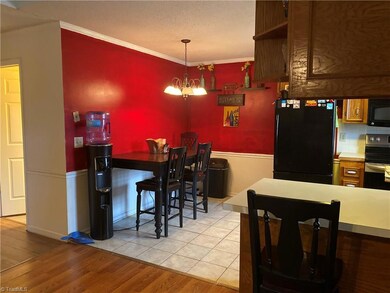 Kitchen w/breakfast area
