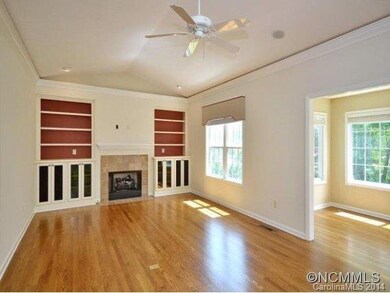 Beautuful & Bright Living Rm
