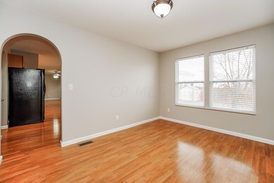 002-photo-living-room-12096300
