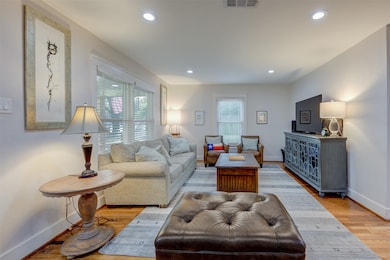 1054 W 43rd St, Houston, TX 77018 - photo 4