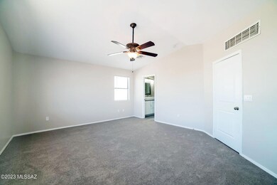 007-photo-primary-bedroom-11430448