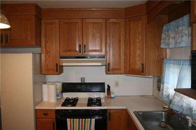 418 Hampshire Dr, Broomall, PA 19008 - photo 7