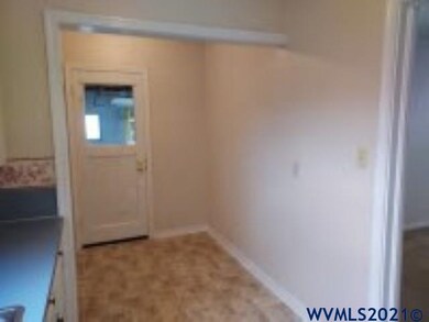 1090 14th Ave SW, Albany, OR 97321 - photo 4