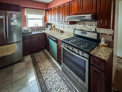 148 Sycamore Rd, Jersey City, NJ 07305 - photo 4