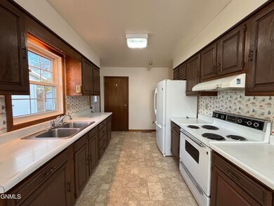 305 5th St NE, Hazen, ND 58545 - photo 7