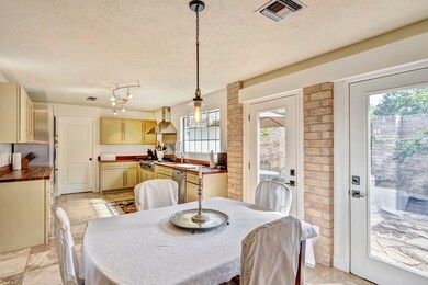 7903 Hilshire Green Dr, Houston, TX 77055 - photo 6