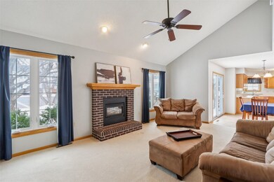 1226 Prairieview Dr NE, Cedar Rapids, IA 52402 - photo 4