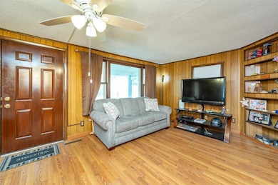 612 E 6th St S, Newton, IA 50208 - photo 3