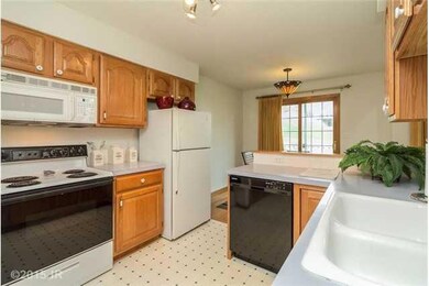 2424 81st Cir, Urbandale, IA 50322 - photo 6