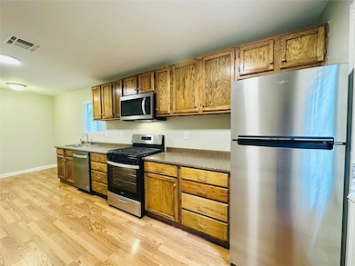 Kitchen with appliances with stainless steel fini