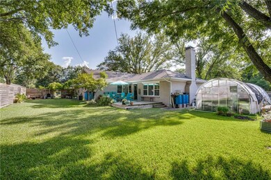 HUGE YARD, PERFECT FOR GARDENING, HENS, AND A FABU