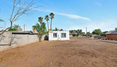 2721 E Southgate Ave-large-020-013-2721