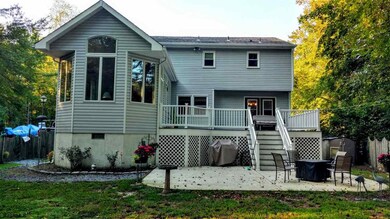 shows family/garden/sun room, 24 x 16 deck off of 
