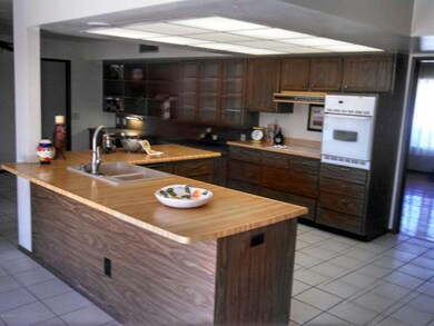 SPACIOUS KITCHEN