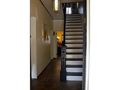 Entry/Foyer.