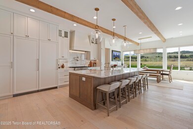 Kitchen & Dining