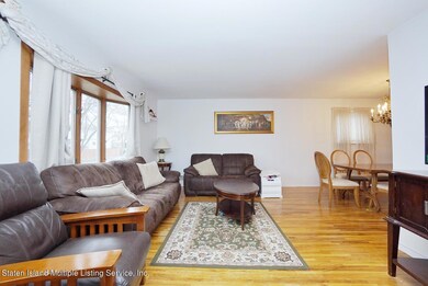 (6) LIVING ROOM