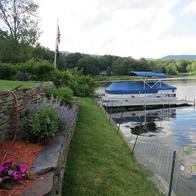 Dock & Pontoon Boat