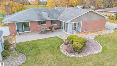 424 Fairlane Dr, Alma, MI 48801 - photo 2