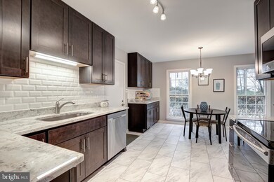 9209 Burnetta Dr, Annandale, VA 22003 - photo 4