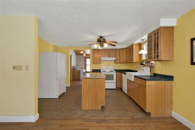 Bright spacious kitchen!