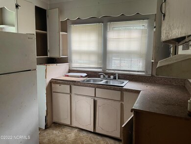 07 300 E. Academy St Kitchen