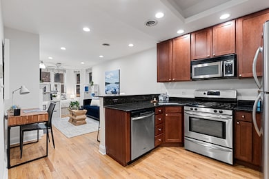 950 W Belle Plaine Ave unit 1W, Chicago, IL 60613 - photo 2