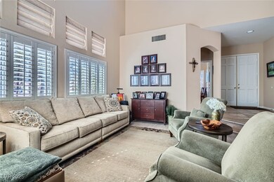 Living room with shutters, a high ceiling, arched