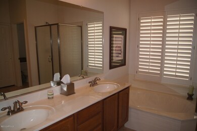 MASTER BATH W/SHOWER & TUB