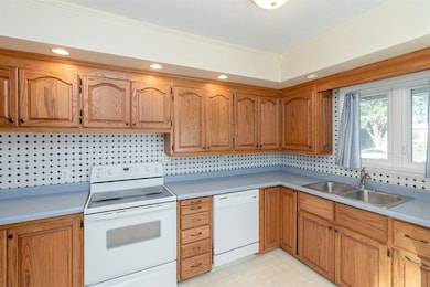 5820 Forest Ave, Des Moines, IA 50311 - photo 4