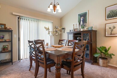 66526893 dining