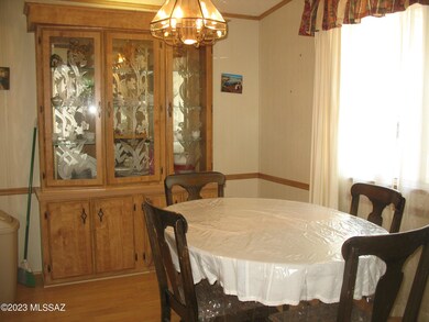 5762 Box R Dining Area