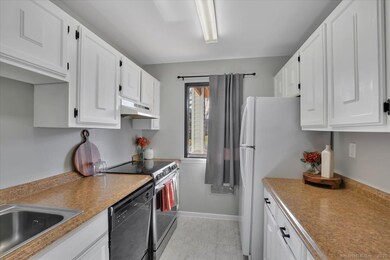 2 Birch Ct unit 2, Cromwell, CT 06416 - photo 5