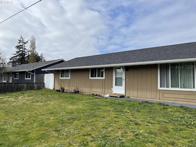 2385 19th St, Florence, OR 97439 - photo 4