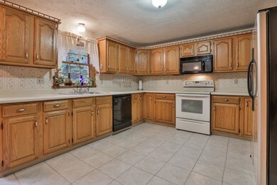 20 Meadowbrook Ln, Litchfield, NH 03052 - photo 2