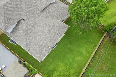 Perfection in midtown. Professional landscaping wi