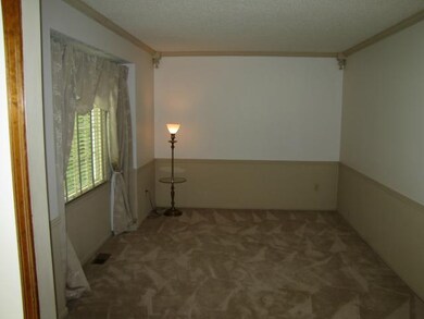 Beautiful Dining Room with Blinds, and accent crow