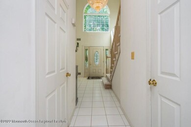 Foyer to front door