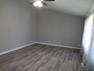 139 Ensenada Dr, Carpentersville, IL 60110 - photo 3