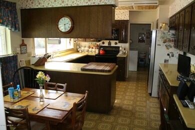 EAT-IN KITCHEN