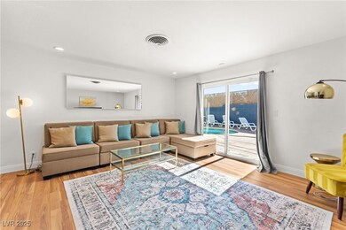 1531 Commanche Dr, Las Vegas, NV 89169 - photo 2