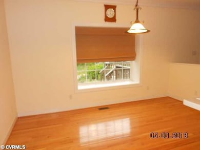 Breakfast Nook - Bright Breakfast Area - Off Kitch