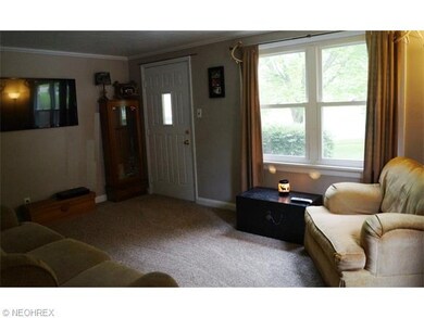 LIVING ROOM , COMPLETE WITH NEUTRAL COLORS.... JUS