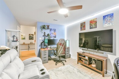 8522 Jetty Glen Dr - Living Room