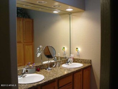 Double sinks - plenty of light M. Bath