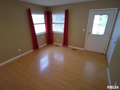 2330 W 58th St, Davenport, IA 52806 - photo 3