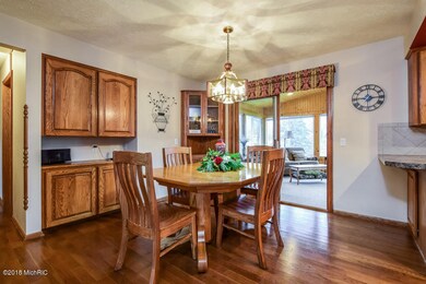 006-photo-dining-room-6610752