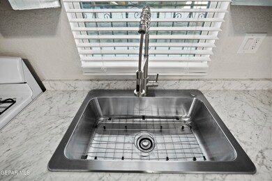 3 Bed - 2 Bath, El Paso, TX 79903 - photo 6